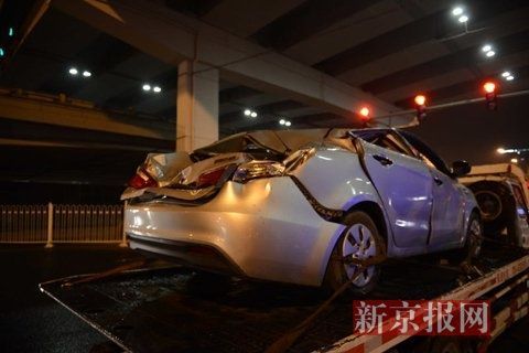 被砸的银色轿车。新京报记者 王子诚 摄