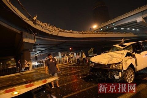 凌晨1点半，撞断护栏坠落的路虎车被拖车拉走。新京报记者 王子诚 摄