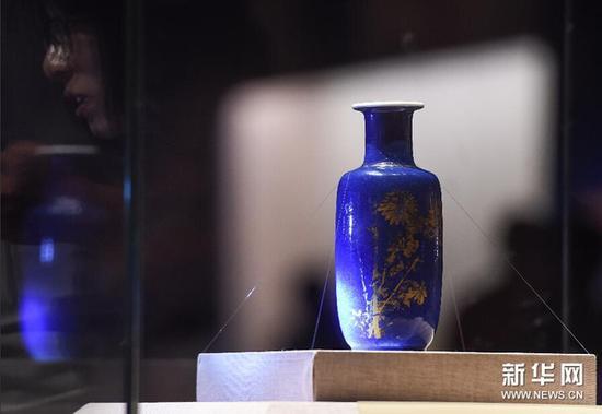 7月14日，觀眾在欣賞故宮博物院藏的“灑藍釉描金小棒槌瓶”。