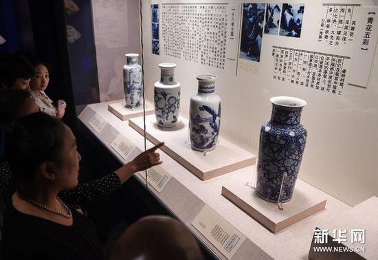 7月14日，觀眾在觀看清康熙禦窯瓷器。