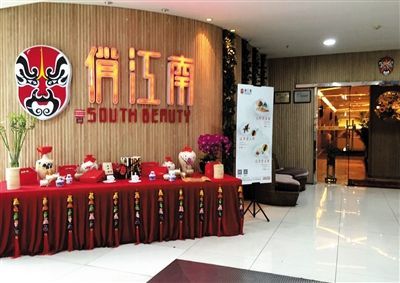 7月20日，位于北京望京方恒购物中心三层的俏江南，正前方是餐厅前台，总部办公室在餐厅隔壁。新京报记者 金彧 摄