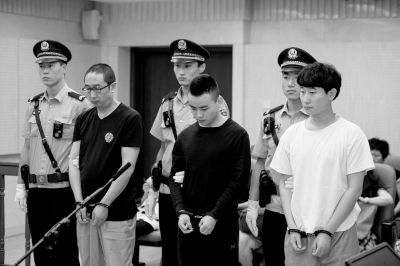 尹某、张某、杨某（从左到右）分别被判10年、10年、9年徒刑。京华时报记者蒲东峰摄