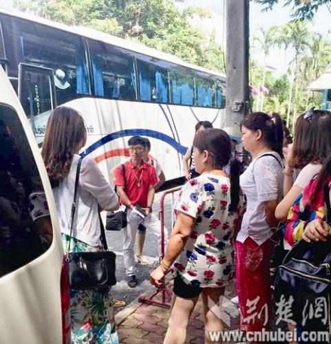 中国游客在泰拒绝强制消费 泰国导游当场发飙