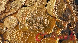 图为施密特一家打捞出的大量金币。