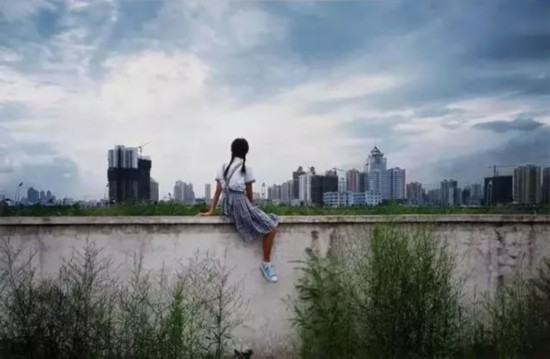 翁奋《骑墙——深圳》(2002)