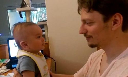 美国一名3个月大的宝宝在爸爸的引导下，说出了他人生中第一句“我爱你”。（视频截图）