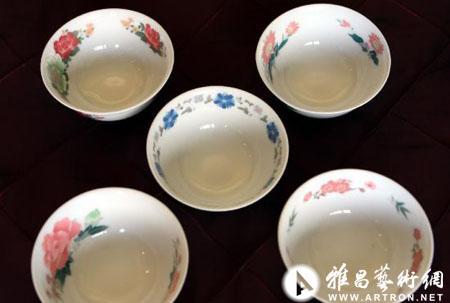 2013年，一套毛泽东专用“釉下五彩毛瓷碗”在香港的一场拍卖会中拍出1168.4万港币。