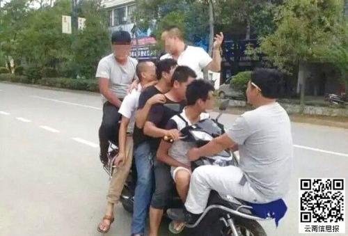 云南7名男子挤一辆电动车上路刚出门就被罚(图)