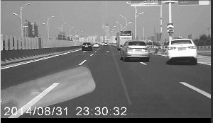 海馬轎車被撞出主幹道 視頻截圖
