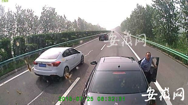 安徽：豪车高速上逼停大客车 交警拍照即离开(图)