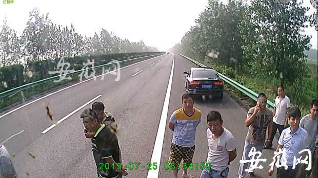 安徽：豪車高速上逼停大客車 交警拍照即離開(圖)