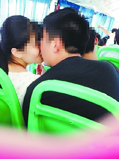 武汉：情侣在公交车上嘴对嘴喂食水果 持续一路(图)