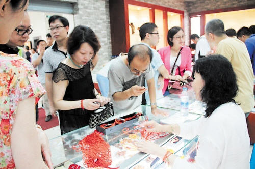 图为湖南省第二届全国珠饰博览会现场。