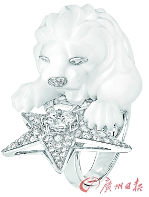 香奈兒Constellation du Lion白18K金雕刻歐珀獅子戒指。
