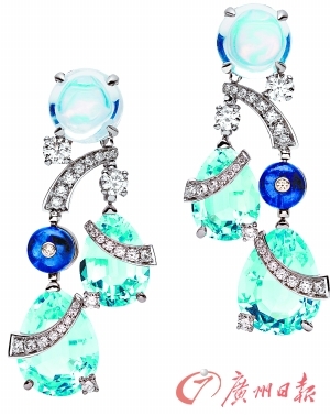 宝格丽顶级珠宝系列海蓝宝石白金耳环。