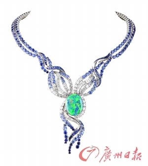 　　梵克雅宝Les Voyages Etraordinaires系列Astre星辰项链，主石为带着蓝绿光芒、特殊凸圆形切割的24.94克拉黑色欧珀。