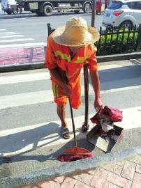 69岁独腿环卫工拄拐杖扫大街7年 半小时扫300米