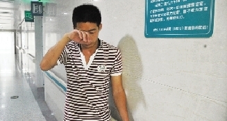 王欢迎在ICU监护室外不住地流泪 