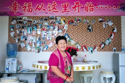 7月19日，通州漷縣，徐淑珍在她的相親室裏。她義務當紅娘已數十載。新京報記者 王嘉寧 攝