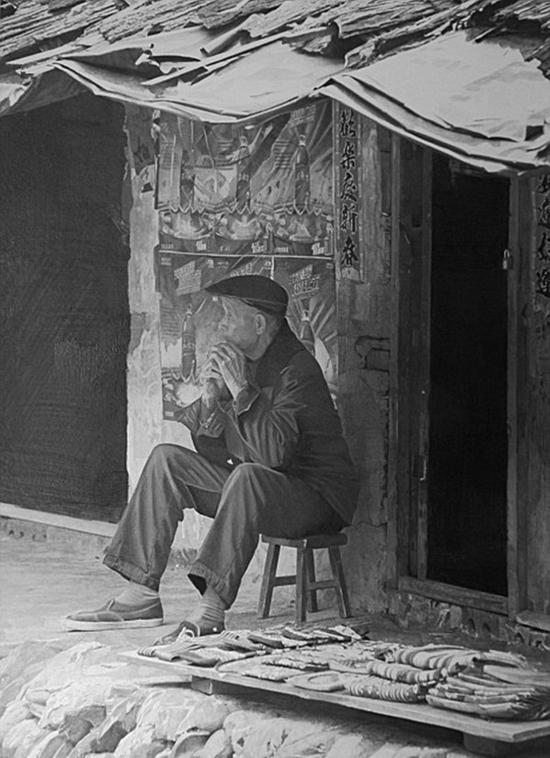 一位老人坐在阳朔的街边休息（网页截图） 