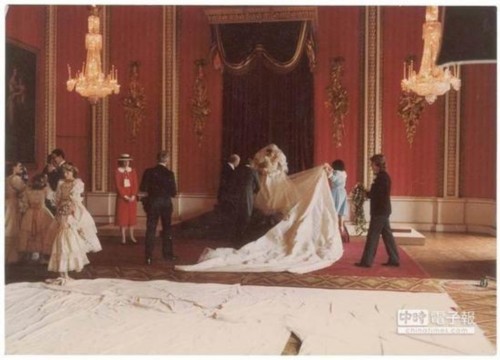 黛安娜王妃穿著純白的婚紗，在會場中成為最美麗的焦點。(圖片取自metro)
