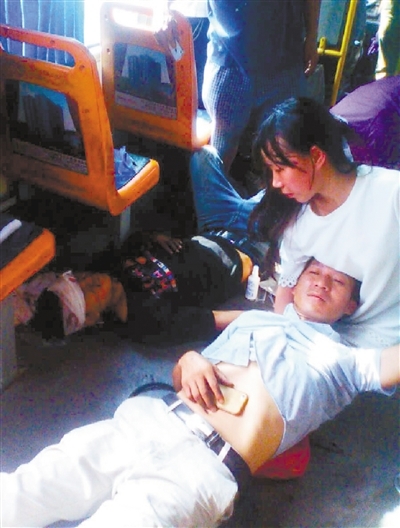 牟玉婷跪在公交车地板上，用自己的身体给伤者当靠枕。 涪风论坛网友供图
