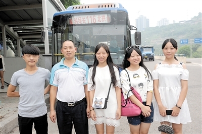 参与救援的公交车驾驶员蒋绍权（左二）和牟玉婷（中）等同学。 重庆晨报记者 李斌 摄