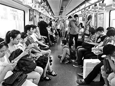 “暑假乞丐”现身北京地铁 儿童带着作业来乞讨