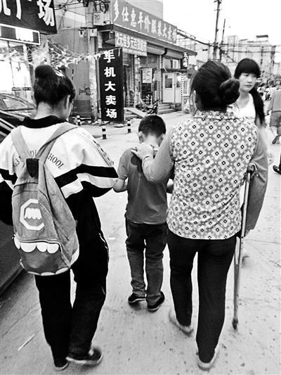 “暑假乞丐”現身北京地鐵 兒童帶著作業來乞討