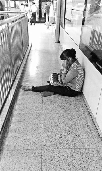“暑假乞丐”现身北京地铁 儿童带着作业来乞讨