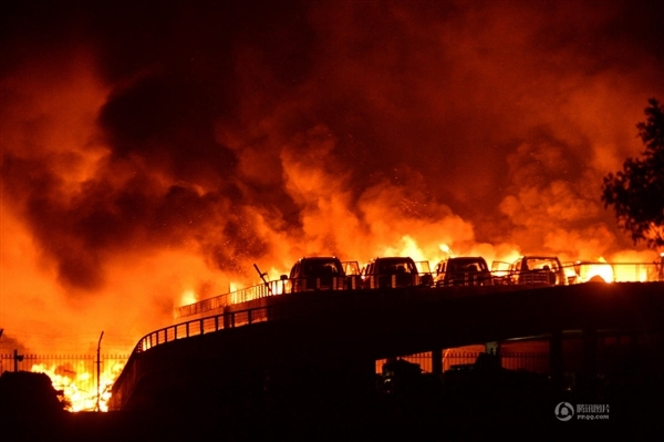 图说：数千辆进口汽车在事故中烧毁。图片来源：网络。