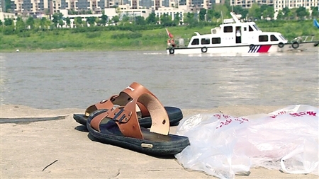 方某失踪，只剩一双凉鞋留在江边。 记者 郑友 摄
