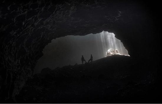 这里通过一条300米的走廊与邻近的Jomblang洞穴相连，走廊内充满了美丽的水晶石、钟乳石和石笋。