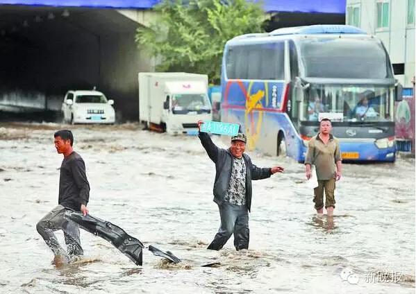 哈爾濱暴雨積水最深達1米 民工撈車牌1天賺4千