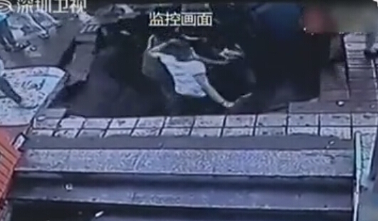 哈尔滨公交站台塌陷惊魂一幕：四人瞬间掉巨坑