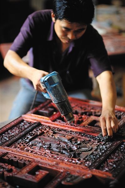 烫蜡工艺能够置换木材中的一部分水分，对家具进行保护和美化。新京报记者 李飞 摄