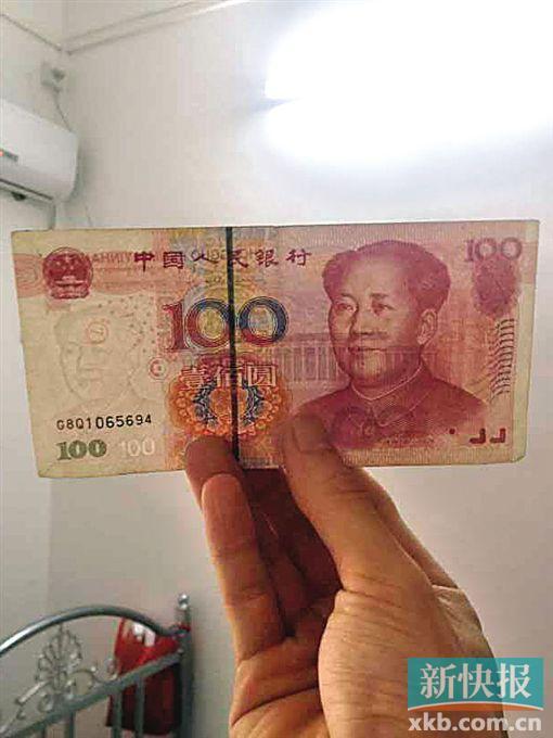 劉先生聲稱從ATM機中取出了錯版幣，可以看到浮水印處有一個印章