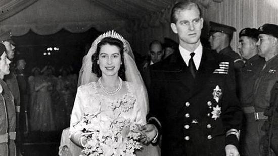 1947年女王婚礼照片。(网页截图)