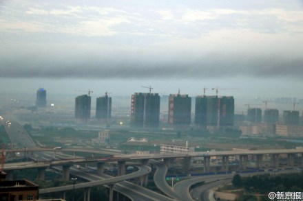 郑州上空现黑色污染带 “黑雾”环绕似科幻大片