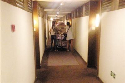 昨日，崇文門太華公寓C座1720室，“京韓醫美”4名工作人員整理了一車的“物品”搬離。新京報記者 彭子洋 攝