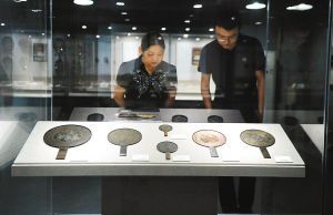 博物馆展出的古代中国和日本的铜镜