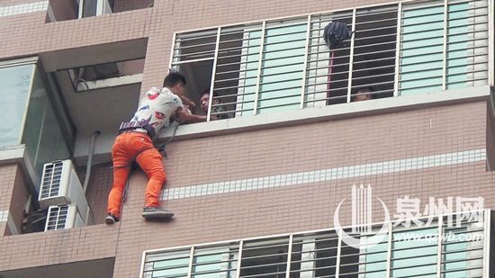男子在阳台上困了4个多小时后终于获救