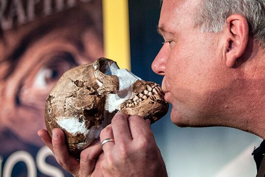 考古学家亲吻修复完成的未知人类头骨