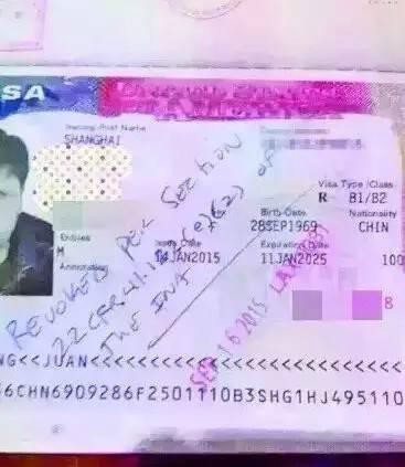 16日一名入境美國中國旅客被海關告知他歐遊時留下“不文明遊客”紀錄，因此將他的美國10年簽證作廢，同時遣返中國。(讀者提供)