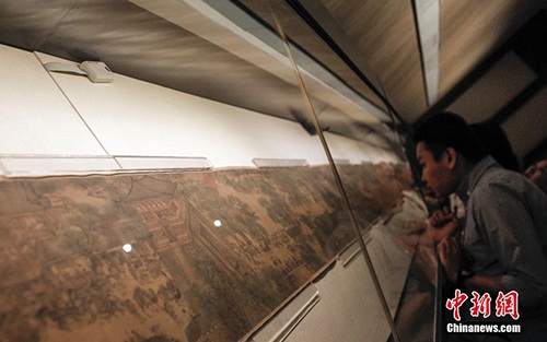 9月8日，游客在北京故宫博物院观看石渠宝笈特展上的《清明上河图》，此次全长528厘米的书画作品全卷铺开陈列，难得一见。10年前在故宫博物院80周年之际这幅作品曾全卷展开展出。之后分别在香港和日本展出，但都未曾全卷展出。11月8号，展览结束之后，参展的藏品将被入库封存