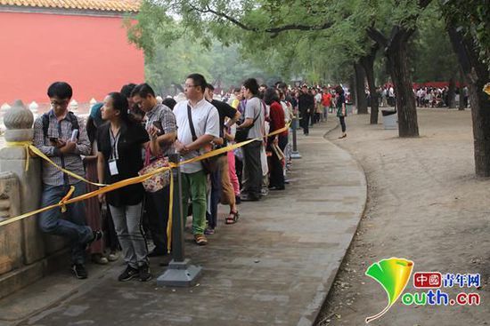 正在排队等候参观的游客。中国青年网见习记者 开可 摄