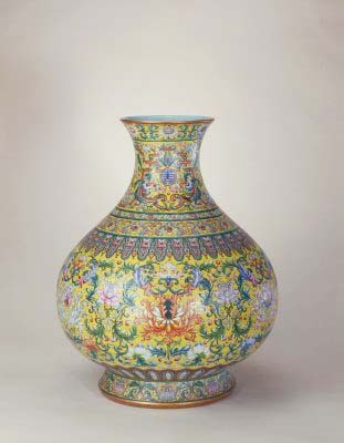 黄地粉彩勾莲纹大尊，清乾隆，现藏于北京故宫博物院