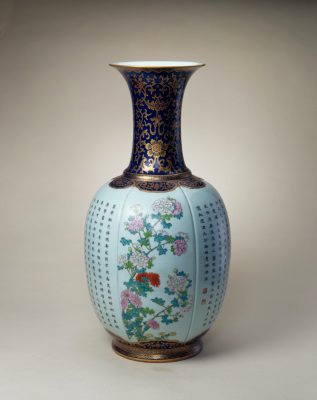 霁蓝地描金粉彩诗句花卉纹大瓶，清乾隆，现藏于北京故宫博物院