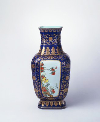 霁蓝釉描金地开光粉彩花鸟纹方瓶，清乾隆，现藏于北京故宫博物院