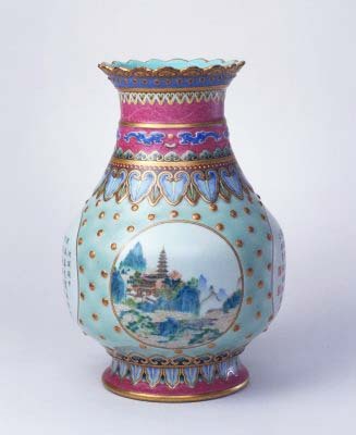 珐琅彩开光山水诗句瓶，清乾隆，现藏于北京故宫博物院